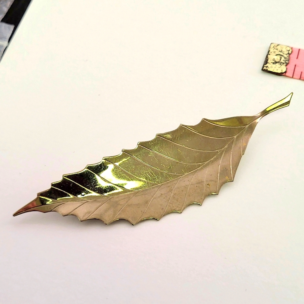 Vintage leaf pin